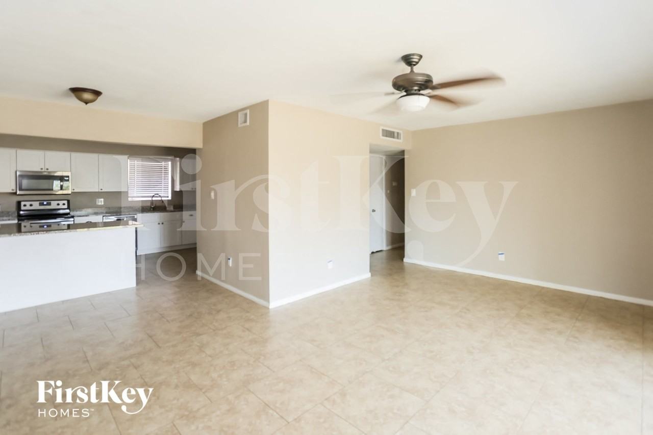 2037 W Rancho Dr - Photo 3 of 15