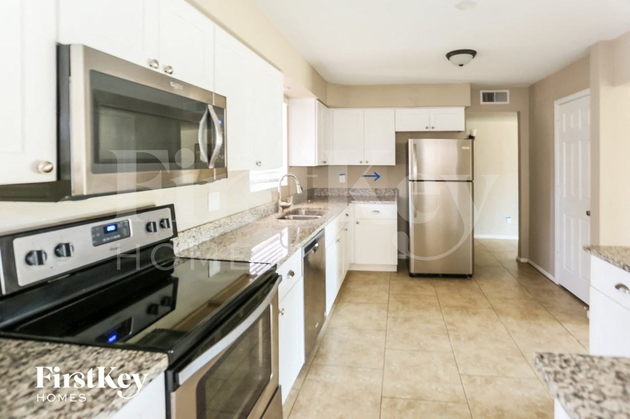 2037 W Rancho Dr - Photo 4 of 15