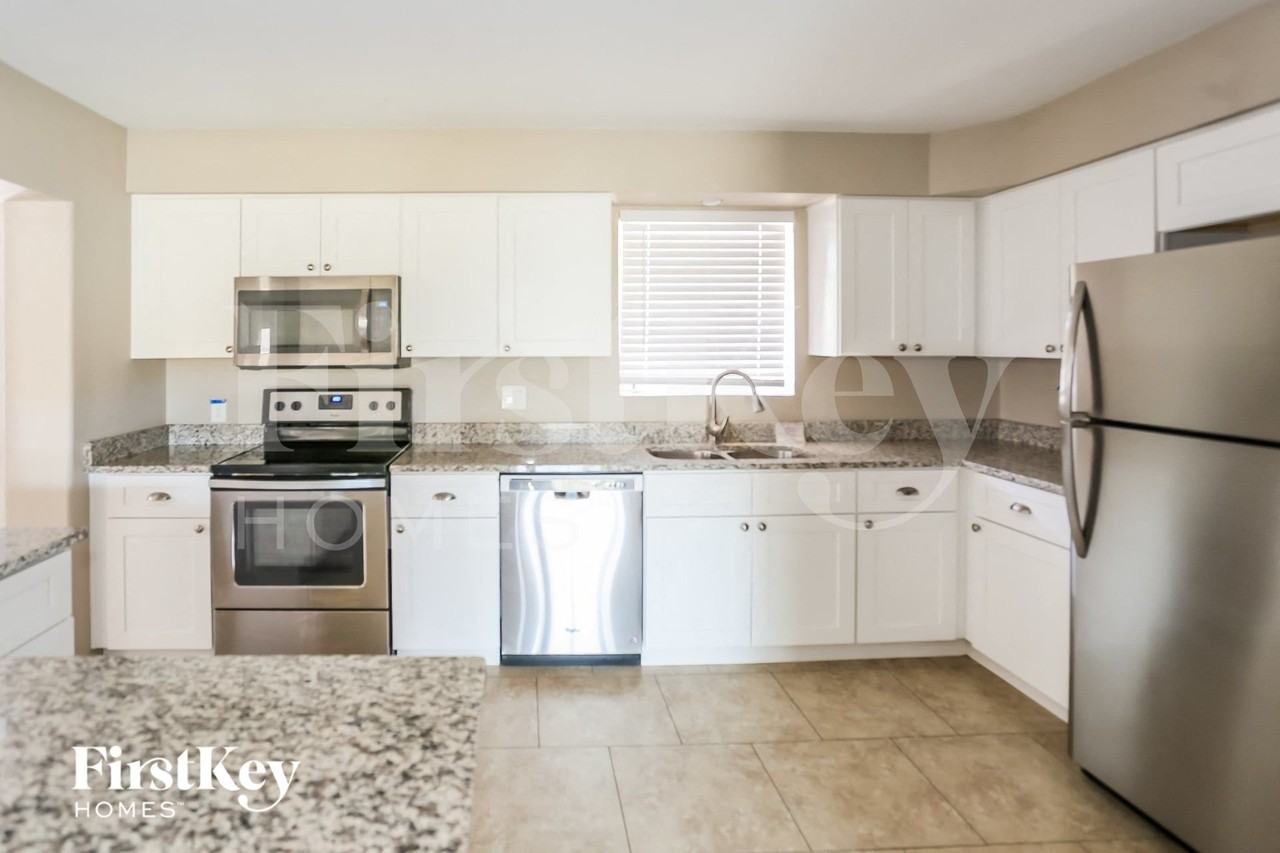 2037 W Rancho Dr - Photo 5 of 15