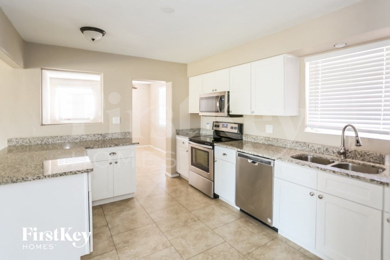 2037 W Rancho Dr - Photo 6 of 15