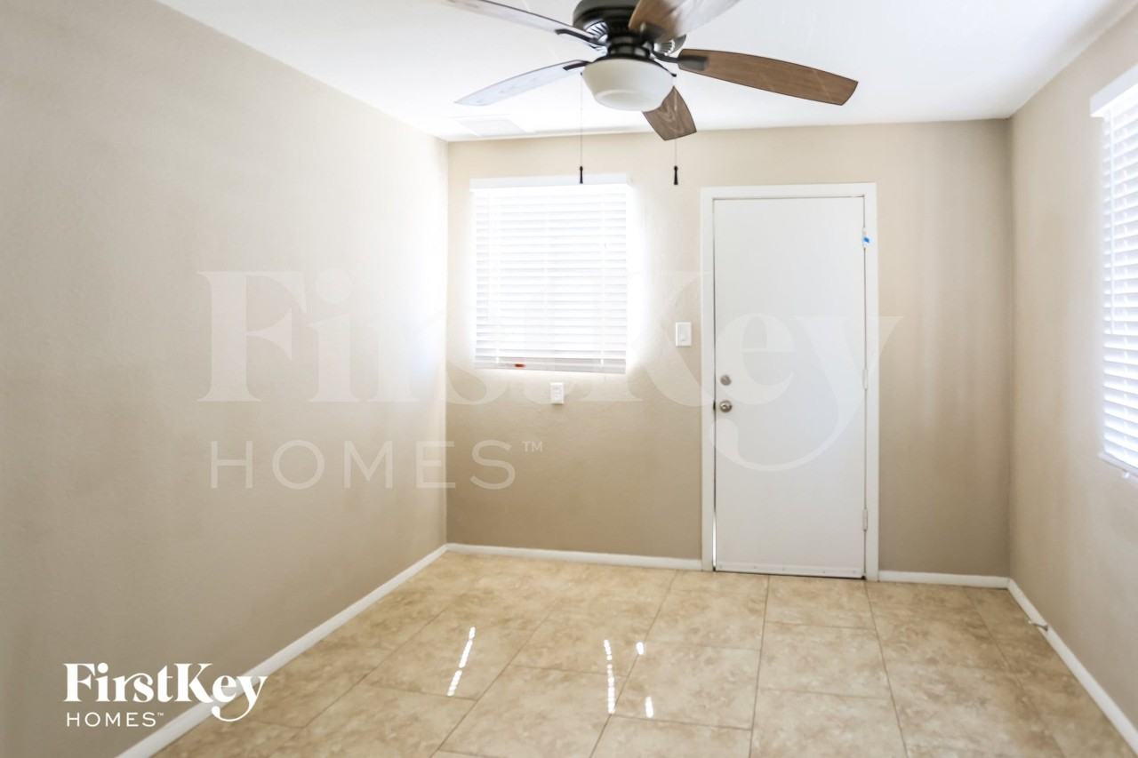 2037 W Rancho Dr - Photo 7 of 15