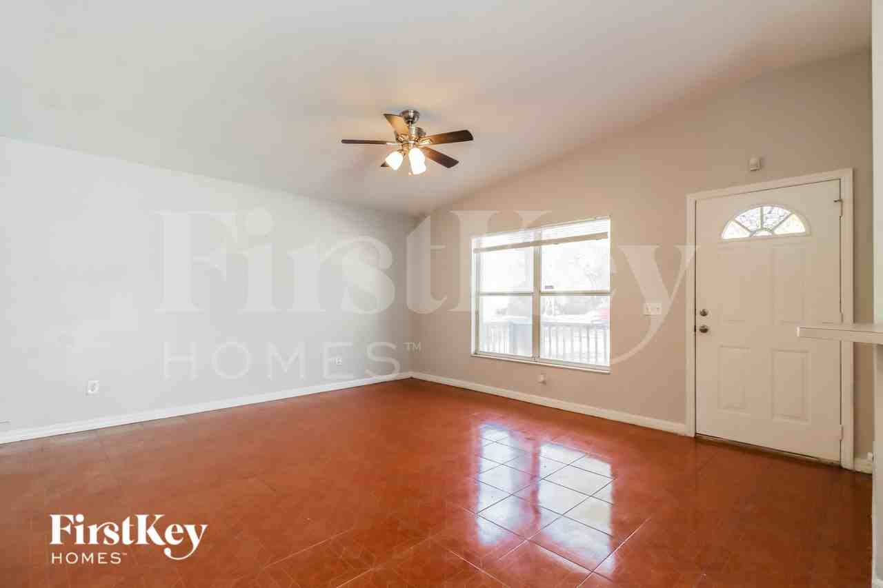 1501 E Chelsea St - Photo 2 of 16