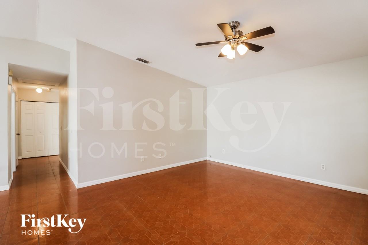 1501 E Chelsea St - Photo 5 of 16