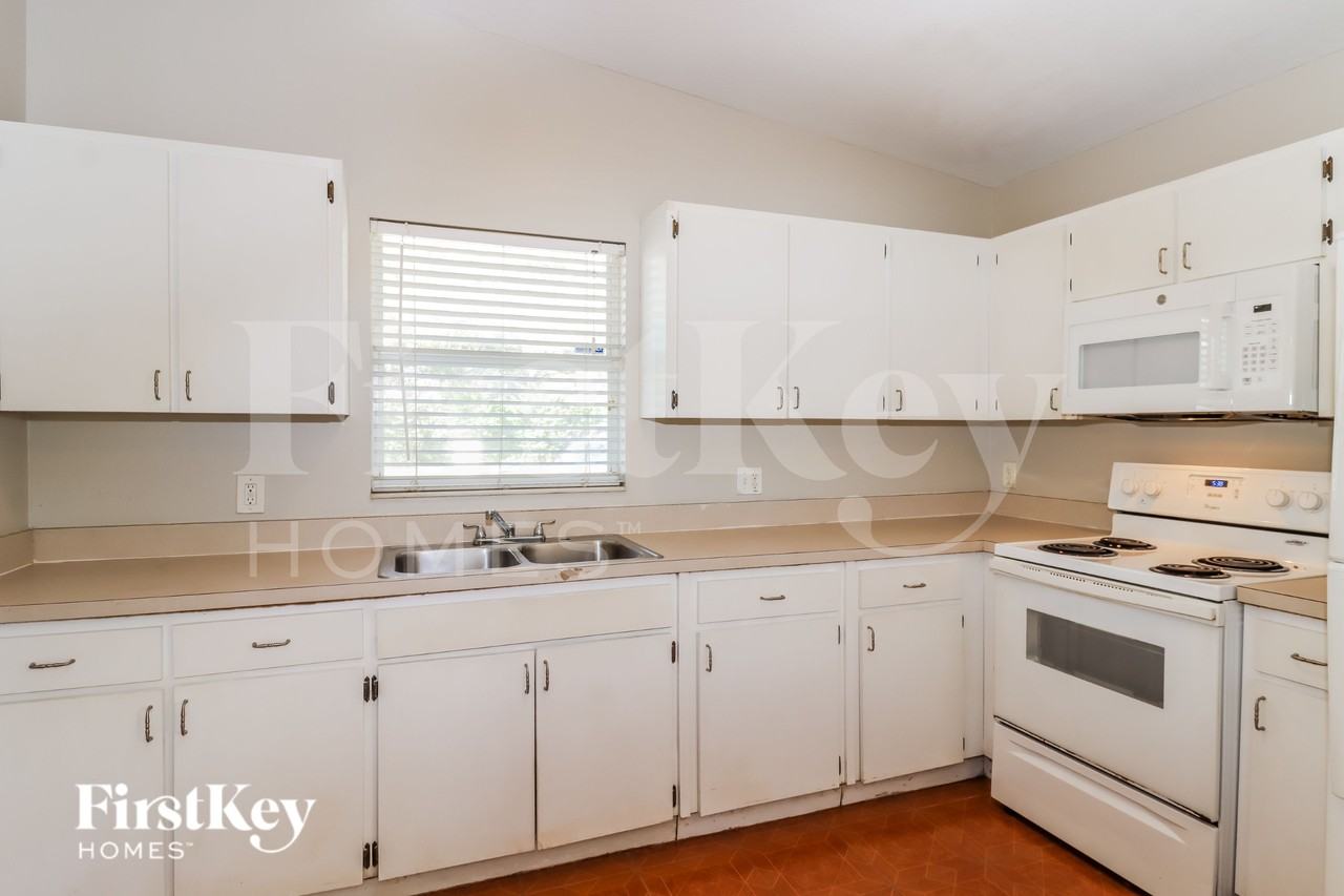1501 E Chelsea St - Photo 6 of 16