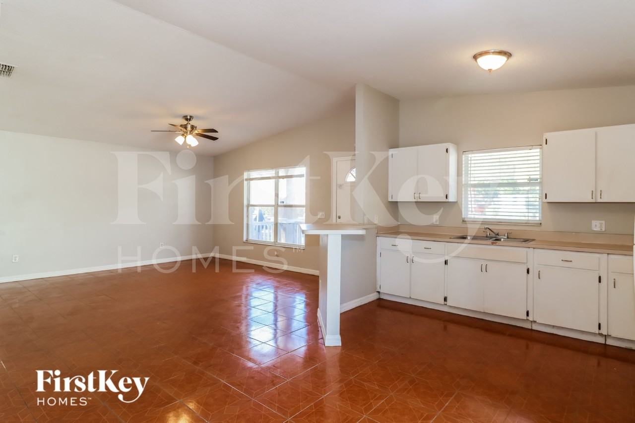 1501 E Chelsea St - Photo 7 of 16
