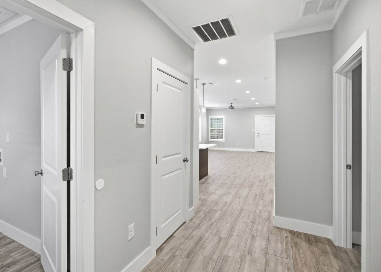 2115 W Houston St - Photo 5 of 21