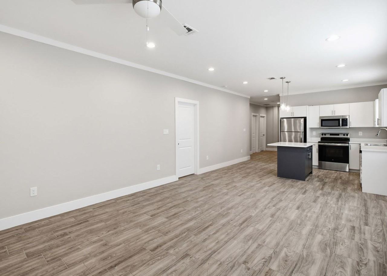 2115 W Houston St - Photo 6 of 21