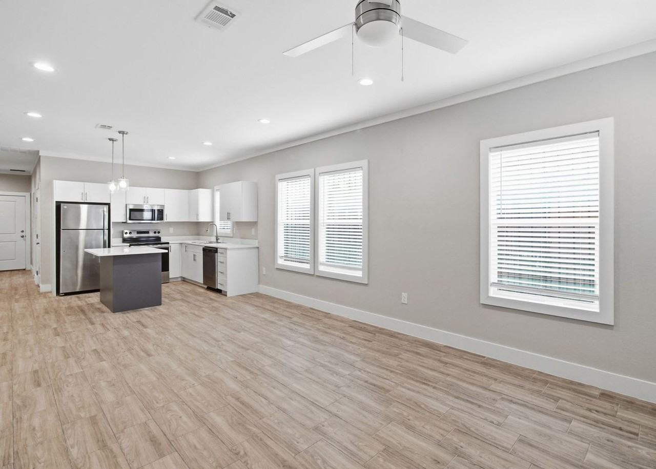 2115 W Houston St - Photo 7 of 21