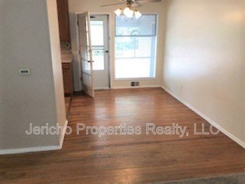 1310 S Grape St - Photo 2 of 8