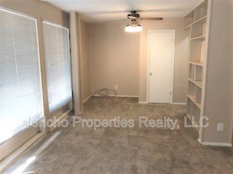1310 S Grape St - Photo 3 of 8