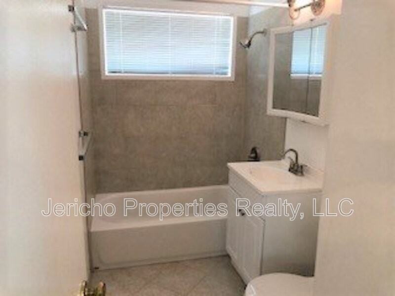 1310 S Grape St - Photo 6 of 8
