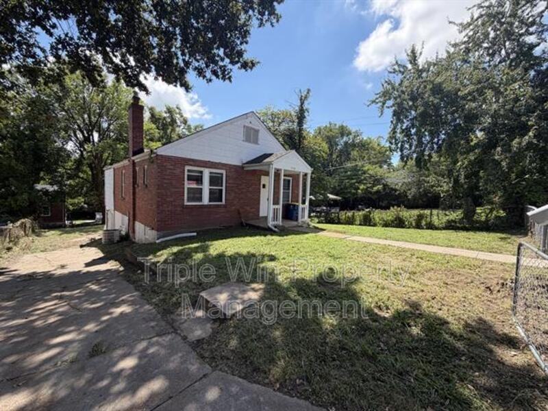 8126 Albin Ave - Photo 2 of 24