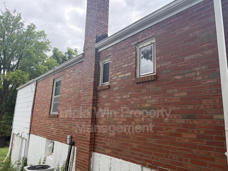 8126 Albin Ave - Photo 3 of 24