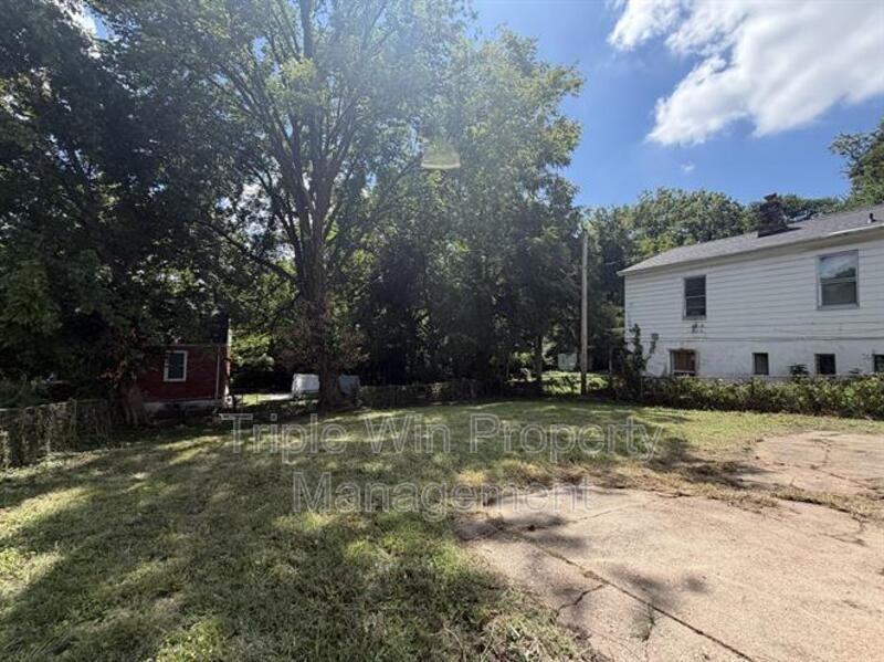 8126 Albin Ave - Photo 4 of 24