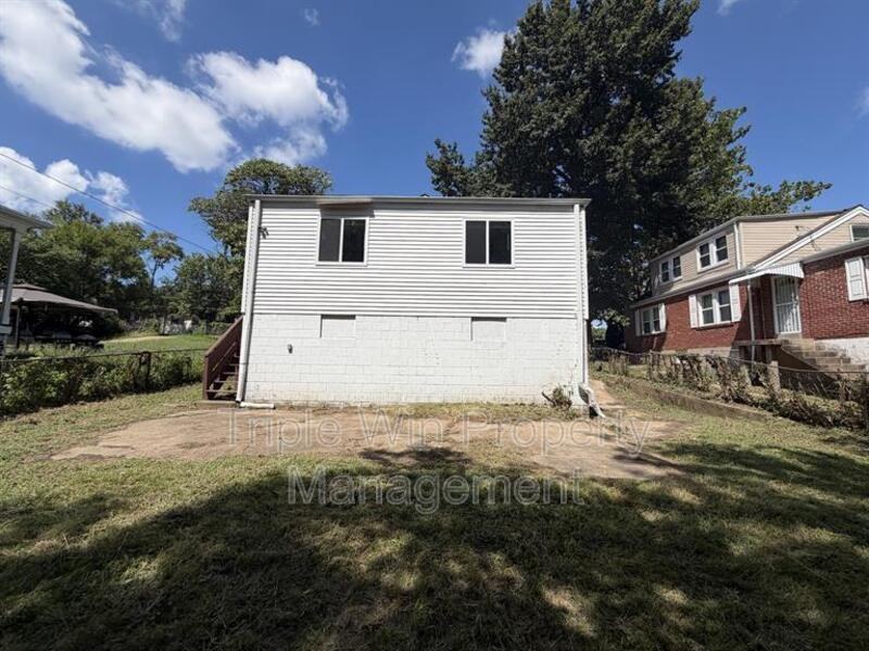 8126 Albin Ave - Photo 5 of 24