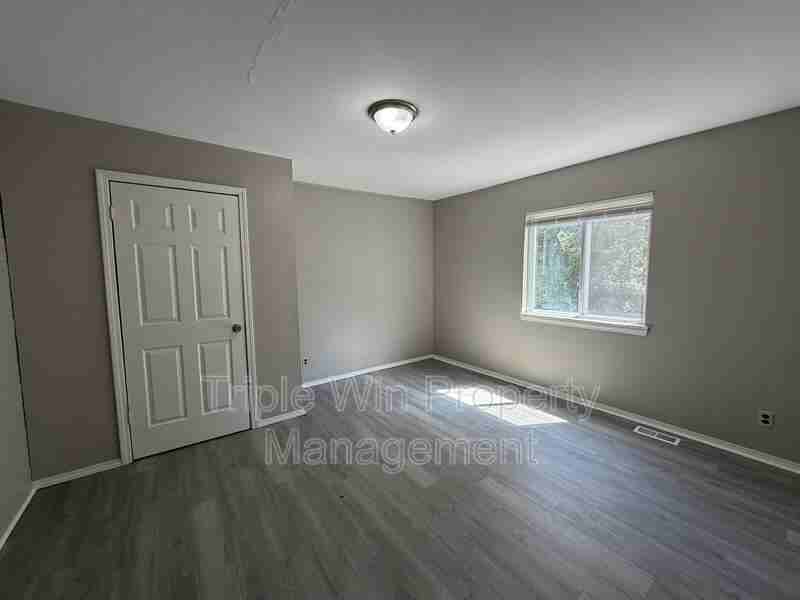 8126 Albin Ave - Photo 6 of 24