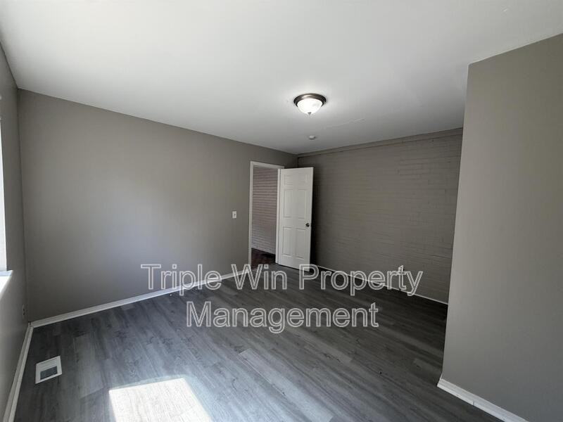 8126 Albin Ave - Photo 7 of 24