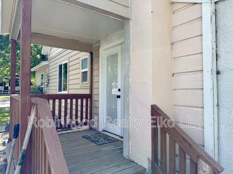698 4th St - Photo 5 of 37