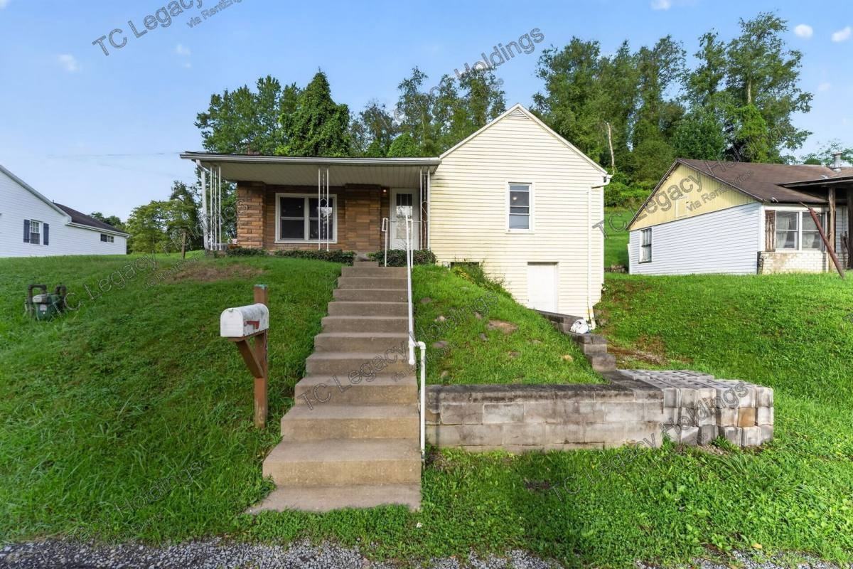 649 Maple St - Photo 3 of 10