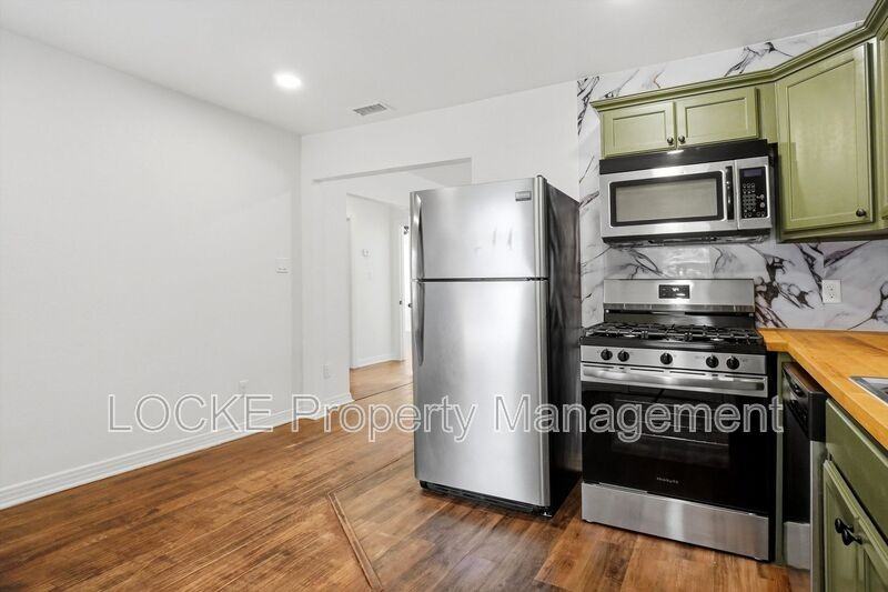 410 Mccarty St - Photo 3 of 15