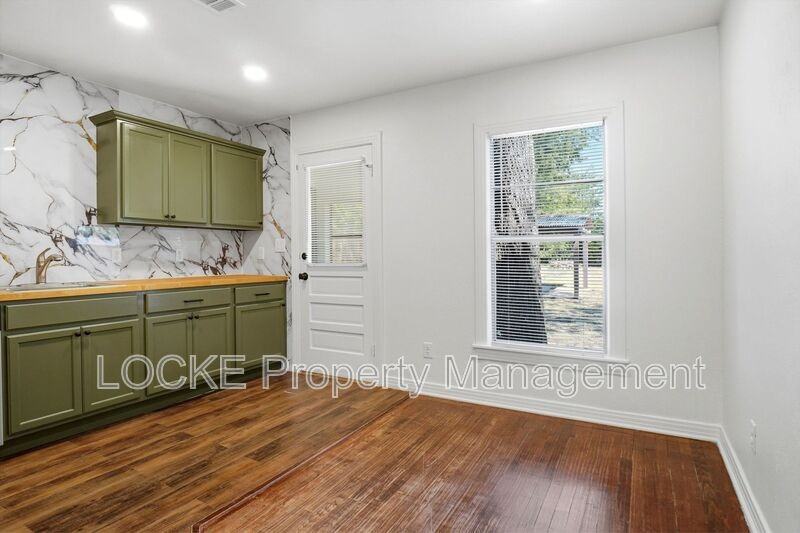 410 Mccarty St - Photo 4 of 15