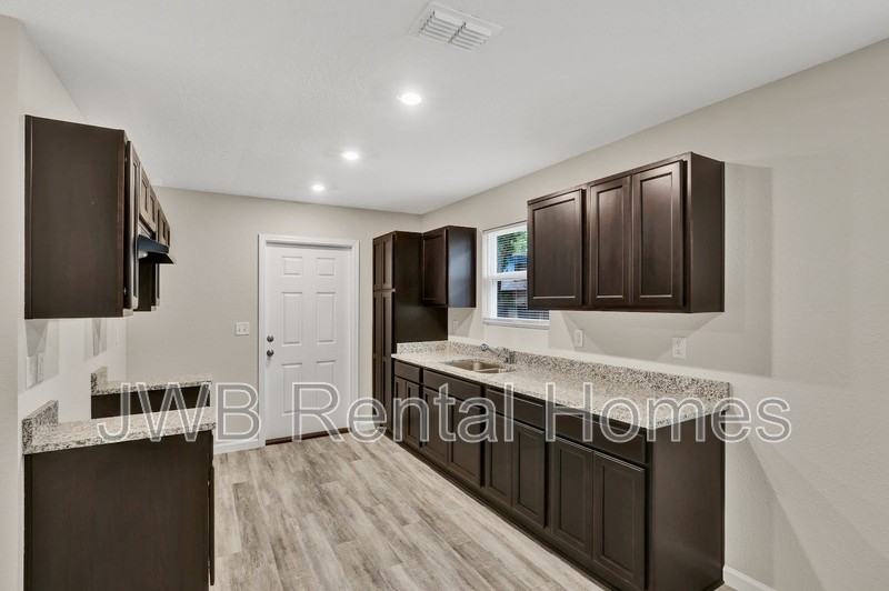 325 Woodlawn Ave - Photo 2 of 23