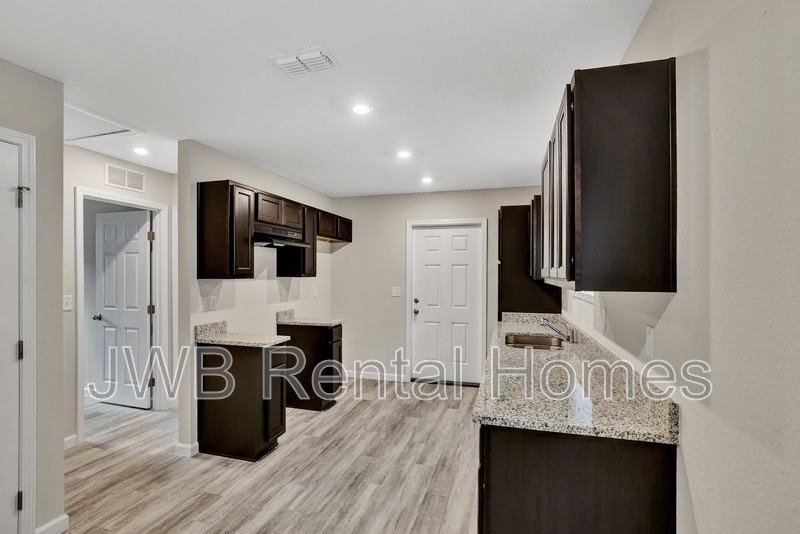 325 Woodlawn Ave - Photo 3 of 23