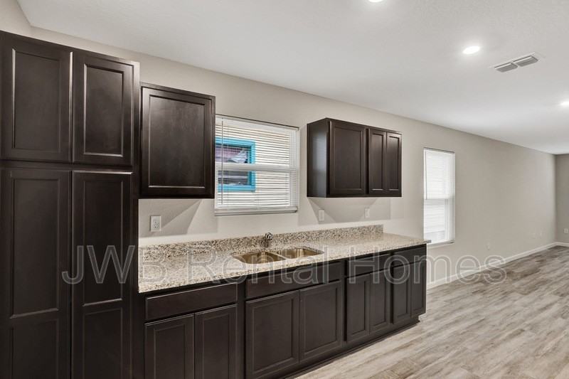 325 Woodlawn Ave - Photo 4 of 23