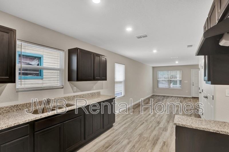325 Woodlawn Ave - Photo 5 of 23
