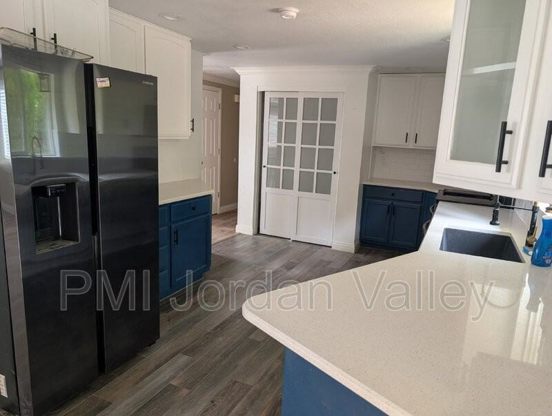 1394 Northeast - Photo 4 of 24