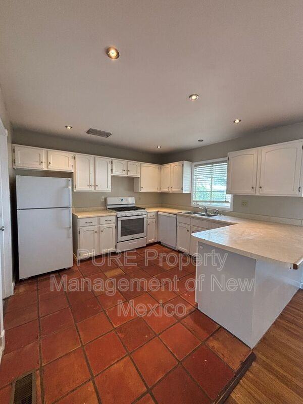 1601 N Chaco Ave - Photo 4 of 16