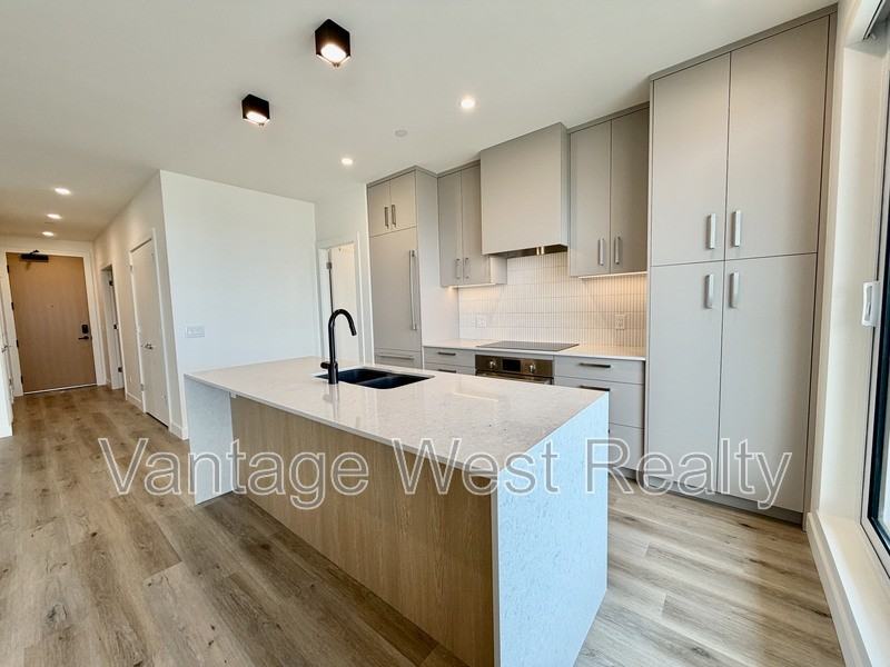 3200 Lakeshore Rd