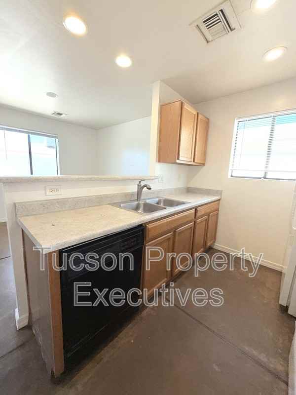 1015 E 24th St - Photo 3 of 21