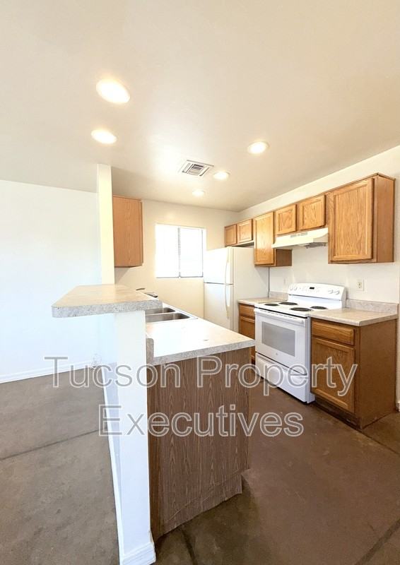1015 E 24th St - Photo 4 of 21