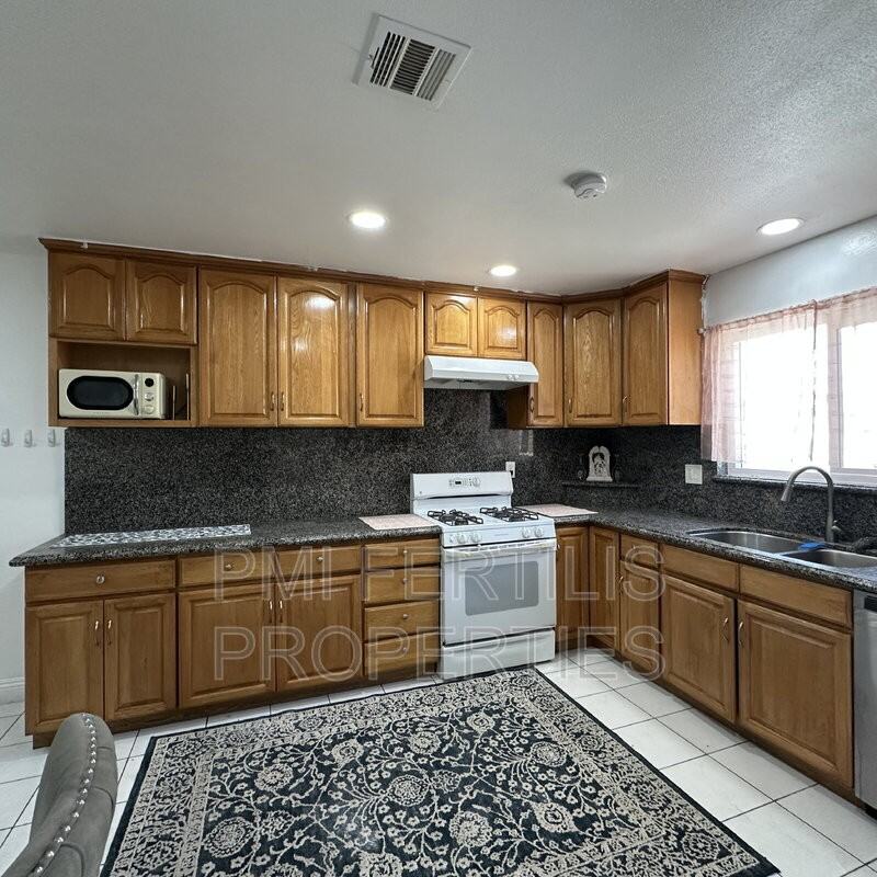 13341 Benton St - Photo 2 of 11