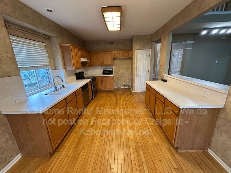 9305 N Charlotte Ct - Photo 4 of 38