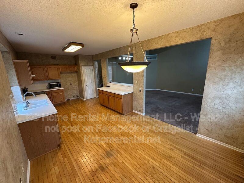 9305 N Charlotte Ct - Photo 5 of 38