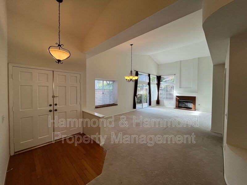 634 Twin Peaks Ave - Photo 5 of 26
