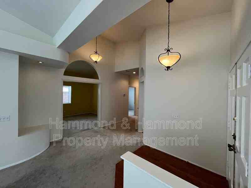 634 Twin Peaks Ave - Photo 6 of 26
