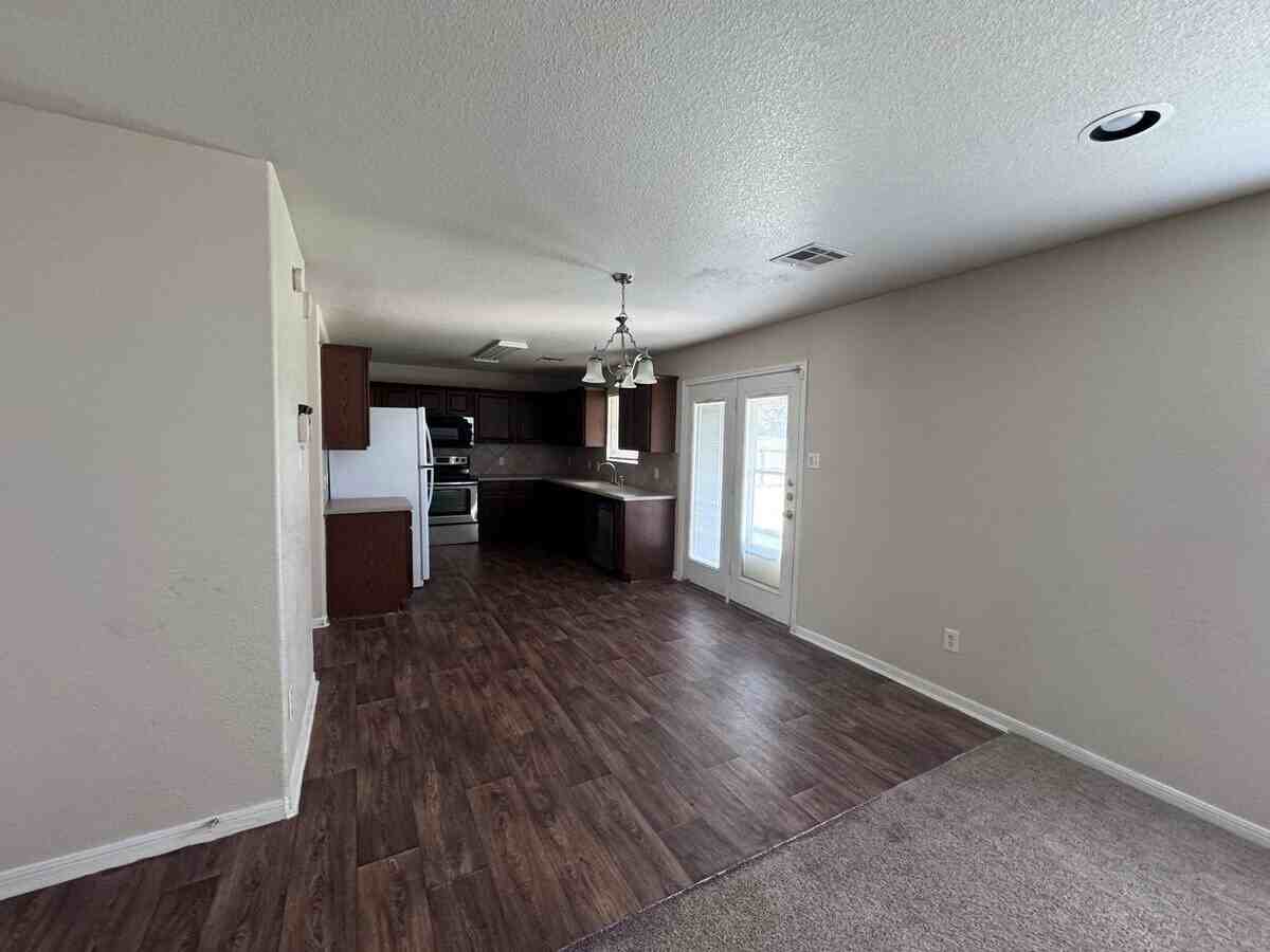 2201 Riley Dr - Photo 3 of 28