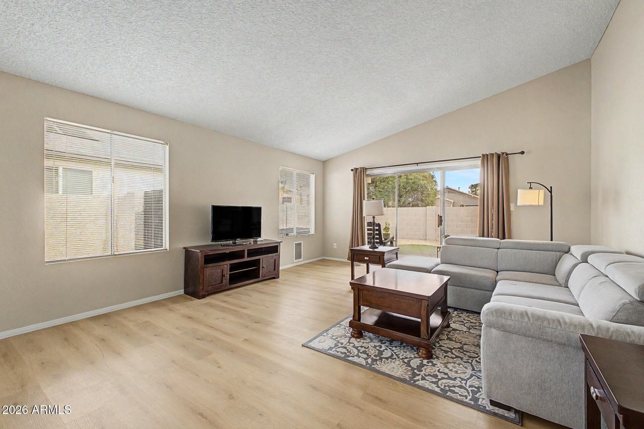 3109 E Siesta Ln - Photo 4 of 24