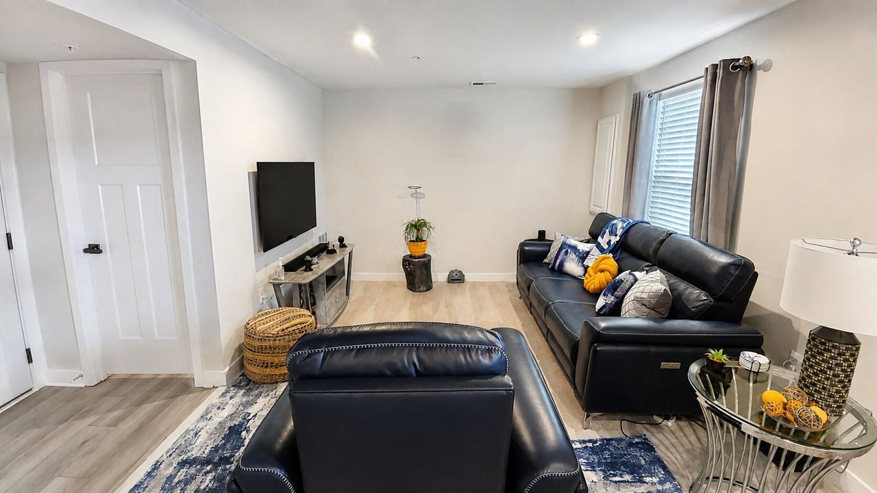 9008 Armstrong Ln - Photo 4 of 36