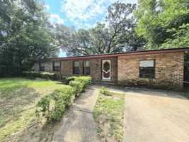 featured image of 909 Springbrook Ave