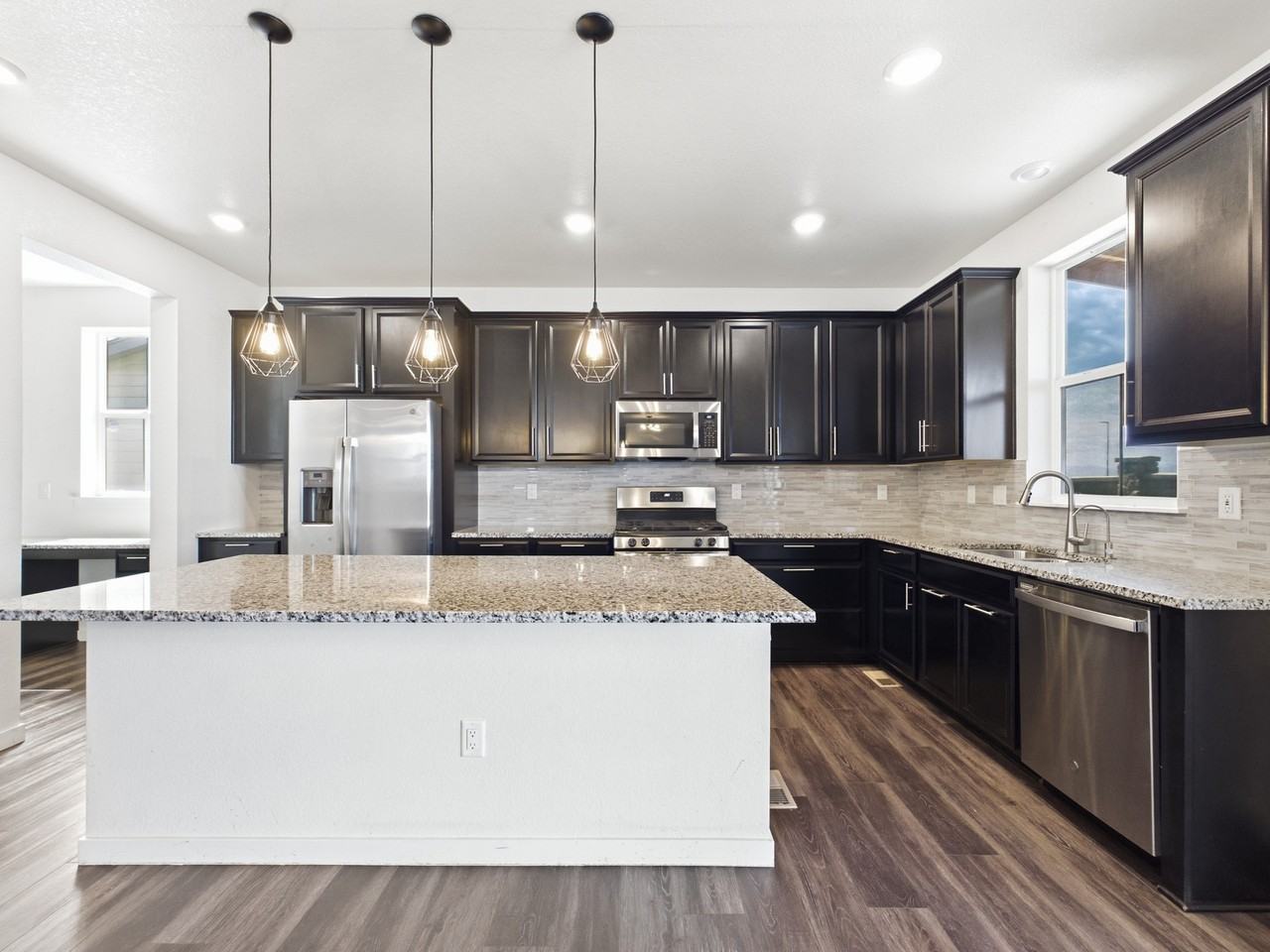 10985 Ursula St - Photo 6 of 39