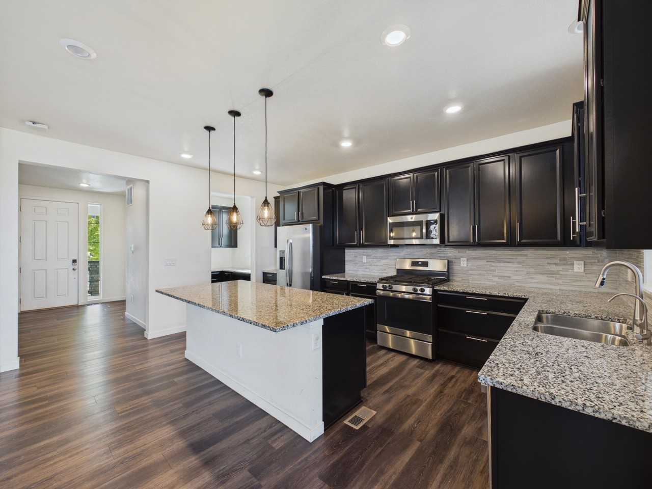 10985 Ursula St - Photo 7 of 39