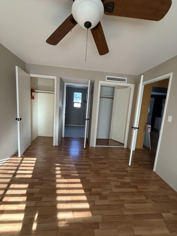 403 S Paseo Tierra #B - Photo 4 of 11