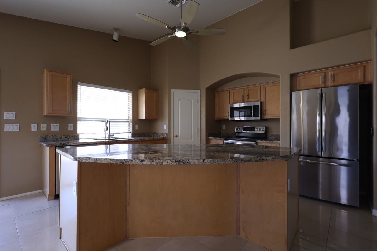 42604 W Oakland Dr - Photo 5 of 50