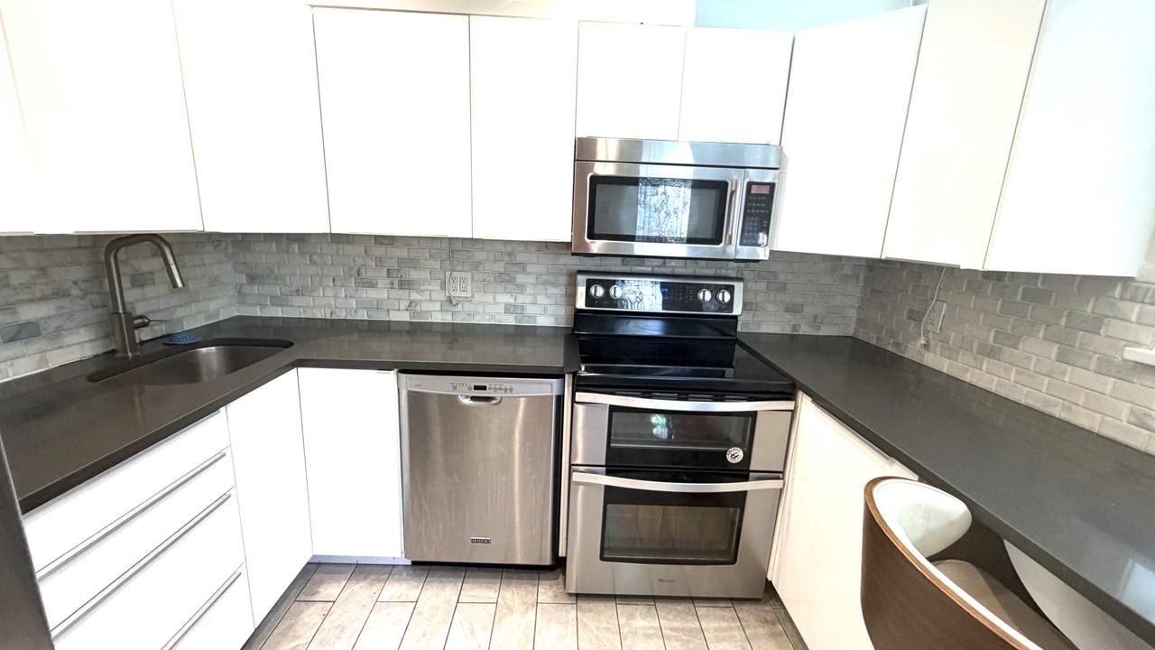 5 Chase Ln #5 - Photo 3 of 20