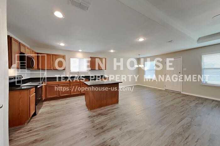 1256 Boxwood Ln - Photo 5 of 20