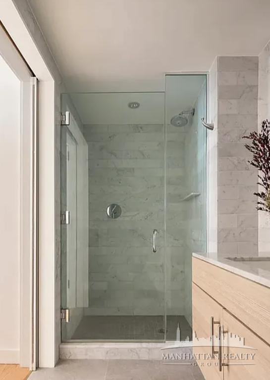 E 46th St #1503 - Photo 4 of 10